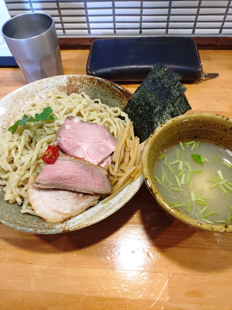 bobbybonten's tweet photo. 自家製麺めがねさん
特製塩つけ麺
息子と‼️主張し過ぎないけど、旨味たっぷりの味わい深いつけ汁🤣プルプルの麺は水で締められ食感も喉越しも最高🥰トッピングも全て美味すぎ👍大満足の一杯でした😺
ごちそうさまでした🙂‍↕️ https://t.co/GLQocjZIJE