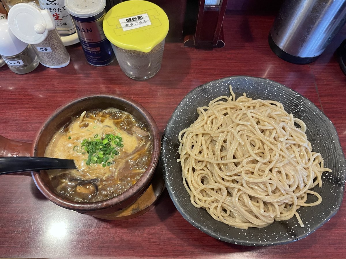 waruruke's tweet photo. 『つるり』

〜小千谷市旭町〜

「醤油つけ麺　大盛600g」

今回はつるりさんへ行ってきました！

麺は香り高く、スープはグツグツで提供され熱々！

また個人的には卓上の大蒜山椒がめちゃ合いました！

他にもカレーや塩バターなど変わった味���あります！

美味しかったです！

ぜひ！ https://t.co/cmFMB1W98b