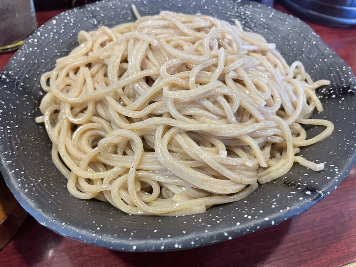 waruruke's tweet photo. 『つるり』

〜小千谷市旭町〜

「醤油つけ麺　大盛600g」

今回はつるりさんへ行ってきました！

麺は香り高く、スープはグツグツで提供され熱々！

また個人的には卓上の大蒜山椒がめちゃ合いました！

他にもカレーや塩バターなど変わった味���あります！

美味しかったです！

ぜひ！ https://t.co/cmFMB1W98b