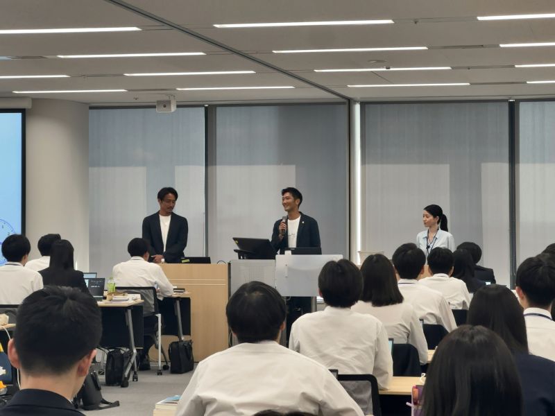 bugyocloud's tweet photo. ＼心身ともに健康的な毎日を過ごすために／
昨日、新入社員向けにレジリエンスをテーマとした健康講話を開催。
OBCがパートナーシップを結んでいるクリアソン新宿の岡本選手、島田選手をお招きし、OBC社内診療所の和田院長とともに、睡眠・運動の大切さや、困難な場面との向き合い方について教えていただきました。
ご自身の経験から語られる“回復スイッチ”は、一人ひとりが自分に合った回復方法を考えるきっかけとなりました。