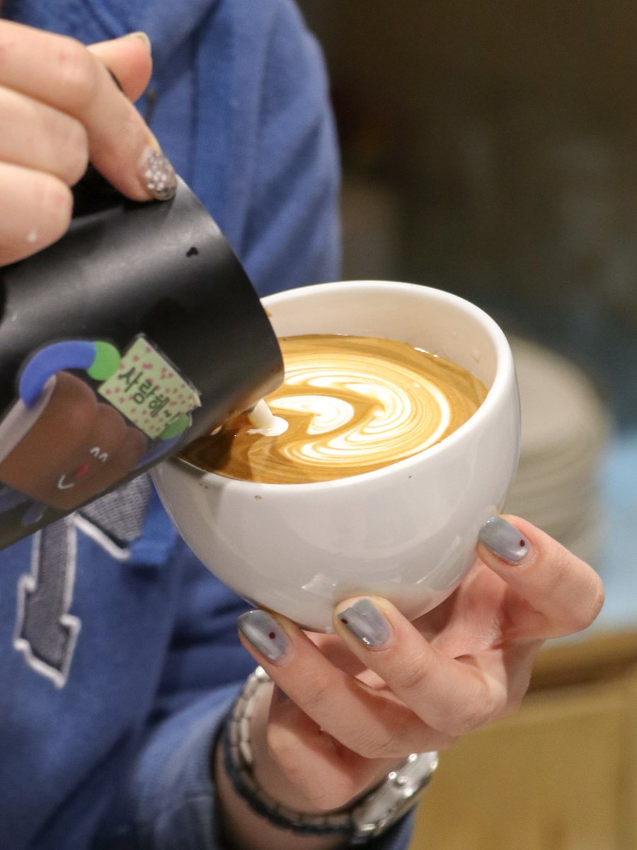commono's tweet photo. 【カフェのお話☕️️】
弊社運営のKiosQ coffee rotary（札幌ステラプレイス）やPOP/iN（西18丁目駅）では、スタッフ向けにラテアートの講習会を定期開催しています。

弊社Latte DirectorのTurnerこと田中大介氏による指導で、初心者の技術習得や中級者以上のクオリティ向上をサポート。先日もPOP/iNにて実施いたしました。

また、技術向上だけにとどまらず、バリスタとしてのメンタリティ・ホスピタリティも学ぶことで、より良いカフェづくりを目指しています！

KiosQ coffee rotary：
https://t.co/O1yEiD23aG

POP/iN：
https://t.co/BCbsO2Rzw2

田中大介氏 Instagram：
https://t.co/FO779k9tBe