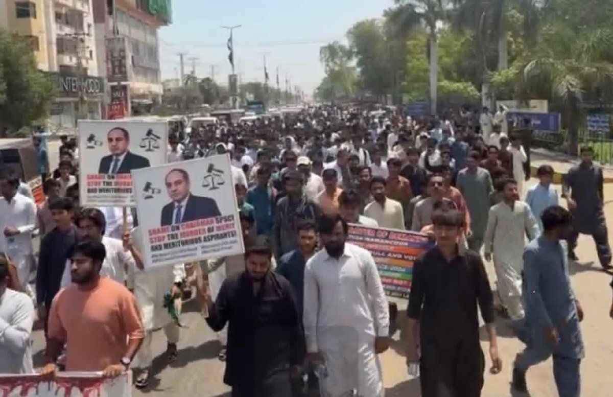 amberdanishh's tweet photo. سندھ پبلک سروس کمیشن نتائج میں بےضابطگیوں اور سندھ کے اس وڈیرہ شاہی نظام کے خلاف سندھ بھر سے نوجوان احتجاج کررہے ہیں۔ 
Sindh wants justice
Thank you Zulfiqar Bhutto Junior
No more Wadera Shahi
Slogans can be heard! 
Thank you #Sindh for standing up for your rights. 
Just stay peaceful. We all are with you.

#RejectCCE2024Result