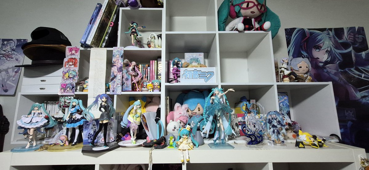 Wholebagofchip's tweet photo. @hallojisoo Its lowkey crowded, dusty and I have some squares i need to fill but im still proud of my collection so far ! https://t.co/VWkp4dbFkf