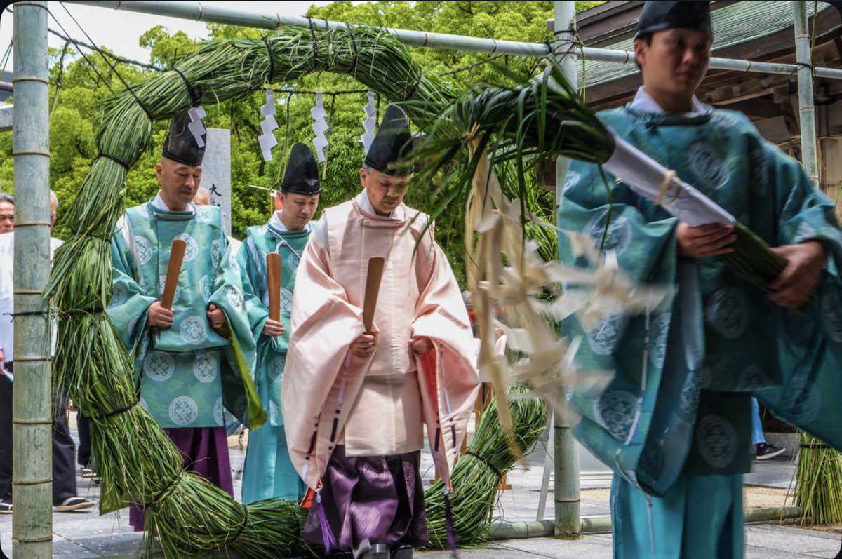 tookaebisu_'s tweet photo. 【夏越茅の輪くぐり神事のお知らせ⛩】
令和8年6月10日11時より斎行致します

無病息災と悪疫退散を祈る神事です。
どなたでもご参列いただけます🙏
また同日、かもめplants様とのコラボ花手水も設置予定です。
ぜひ是非お越しください😊
#十日恵比須神社 #福岡神社 https://t.co/VZL1y8LPFH