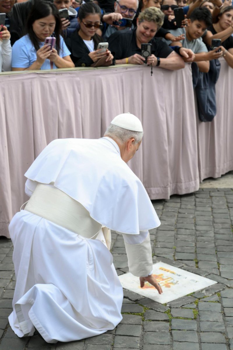 VaticanNewsPL's tweet photo. Przejeżdżając obok miejsca zamachu na  Jana Pawła II, Leon XIV polecił zatrzymać papamobile, wysiadł z samochodu i udał się na miejsce, w którym znajduje się tablica upamiętniająca zamach. Papież modlił się w ciszy i przyklęknął. https://t.co/7mYlLbx8SU