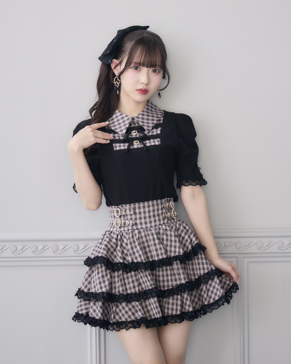 ROJITA__jp's tweet photo. 【 re arrival 】

＼ももなちゃん着用カラーが再入荷🖤／
⁡
ダブルリボン配色レイヤードトップス
price : ¥8,250(税込) 
⁡
キラキラビジューティアードスカート
price : ¥9,790(税込) 

⁡https://t.co/I4gqgid4Vx

#ROJITA
#ロジータ https://t.co/7y73ctHPed
