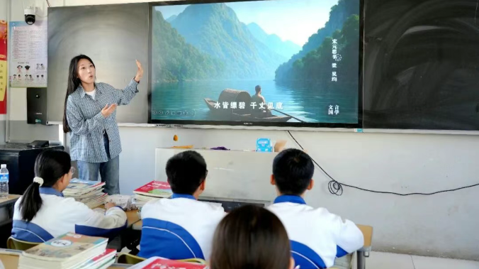 HiJuungar's tweet photo. 🎓When AI steps into schools, the classroom comes alive!

In Juungar, primary and secondary school students are experiencing a whole new way of learning – with AI-powered lessons that turn abstract ideas into vivid visuals and make every class interactive and exciting. https://t.co/pADTm4bN6U