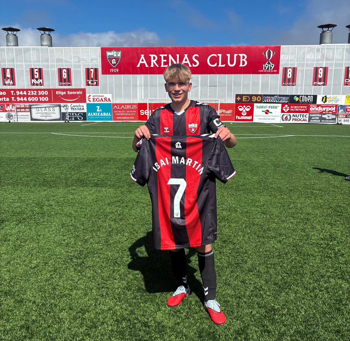arenas_club1909's tweet photo. 🔴⚫️ Nuestro canterano Ibai Martin se despide del Arenas de Getxo esta temporada y fue homenajeado como se merece. 
Trece temporadas en nuestra cantera, el único club en el que ha jugado. Un ejemplo para todos los chavales de la base.

#ArenasClub #CanteraHistorica #GetxoKirolak https://t.co/YEQqxC8vxj