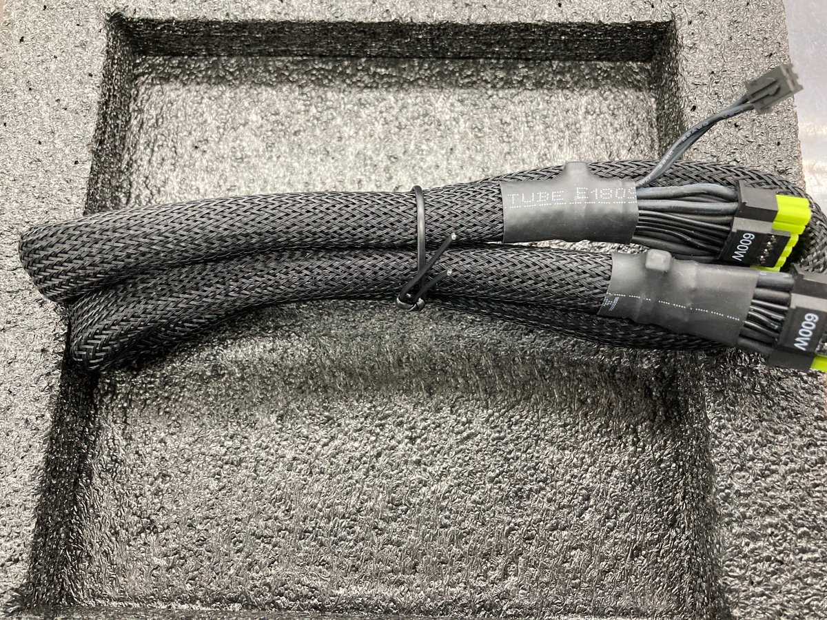 12V-2×6端子横のピン ケーブルに付くNTCセンサー用端子です。温度を
