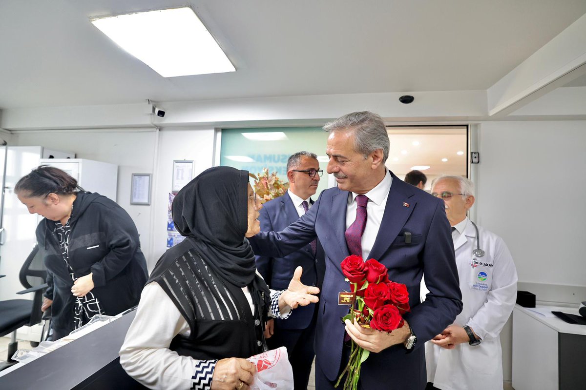 sbYusufAlemdar's tweet photo. 12 Mayıs Uluslararası Hemşireler Günü vesilesiyle Büyükşehir Tıp Merkezi’mizi ziyaret ederek doktorlar, hemşireler ve sağlık çalışanlarımızla bir araya geldik, hemşehrilerimizle selamlaştık.

🚑Vatandaşlarımızın sorunlarını ve ihtiyaçlarını en kısa sürede çözebilmek için gayret gösteriyor, ön tedavi hizmetlerinin yanı sıra, ihtiyaç sahibi insanlarımıza destek olmaya devam ediyoruz. 
✅Bu doğrultuda hizmete aldığımız üç yeni hasta nakil aracının şehrimize ve vatandaşlarımıza hayırlı olmasını diliyorum.

12 Mayıs Uluslararası Hemşireler Günü vesilesiyle başta hemşirelerimiz olmak üzere tüm sağlık çalışanlarımızın gününü kutluyor, kendilerine sağlıklı, huzurlu ve hayırlı ömürler diliyorum.

#BuŞehirHepimizin
