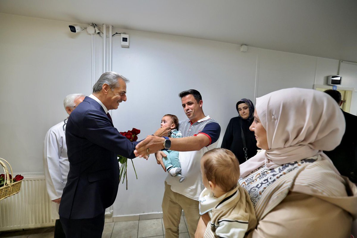 sbYusufAlemdar's tweet photo. 12 Mayıs Uluslararası Hemşireler Günü vesilesiyle Büyükşehir Tıp Merkezi’mizi ziyaret ederek doktorlar, hemşireler ve sağlık çalışanlarımızla bir araya geldik, hemşehrilerimizle selamlaştık.

🚑Vatandaşlarımızın sorunlarını ve ihtiyaçlarını en kısa sürede çözebilmek için gayret gösteriyor, ön tedavi hizmetlerinin yanı sıra, ihtiyaç sahibi insanlarımıza destek olmaya devam ediyoruz. 
✅Bu doğrultuda hizmete aldığımız üç yeni hasta nakil aracının şehrimize ve vatandaşlarımıza hayırlı olmasını diliyorum.

12 Mayıs Uluslararası Hemşireler Günü vesilesiyle başta hemşirelerimiz olmak üzere tüm sağlık çalışanlarımızın gününü kutluyor, kendilerine sağlıklı, huzurlu ve hayırlı ömürler diliyorum.

#BuŞehirHepimizin