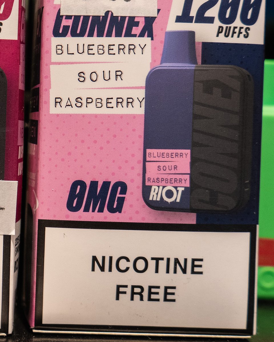 VapeStandJP's tweet photo. GWは過ぎましたが、まだまだ続く旅行にピッタリの時期。
とってもコンパクトなvape『RIOT CONNEX』手のひらに収まるサイズ＆バッテリー充電式で旅行にピッタリ。
サイズ感や実物気になる方、お店にサンプル置いております😊
#vape #ニコチンゼロ https://t.co/BKwvlNFHO9