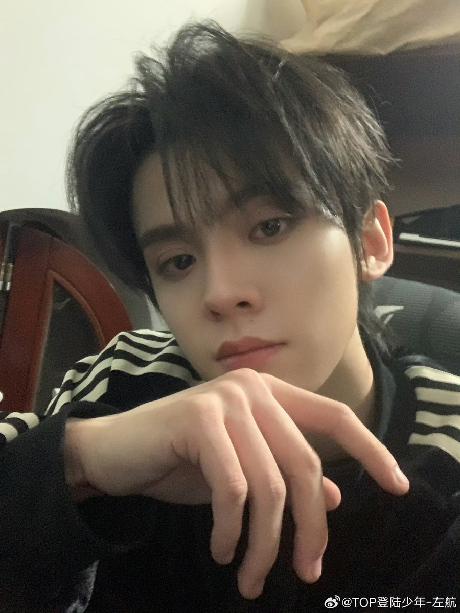 LEFXcalling1922's tweet photo. 晚上睡觉特别喜欢夹腿，和左航住到一起后呢夹腿的东西就从被子枕头变成了左航的手。特别喜欢缩在他的怀里隔着内裤蹭他的小臂呀，说着睡觉睡觉也还是悄悄蹭，尺骨茎突磨到阴蒂，蹭不了一会儿就湿了，然后拉着他的手让他摸。左航无奈道别闹，不能天天晚上都这样，却也还是由我扯掉内裤把他的手搞湿。高潮 https://t.co/yagbxlUw7D