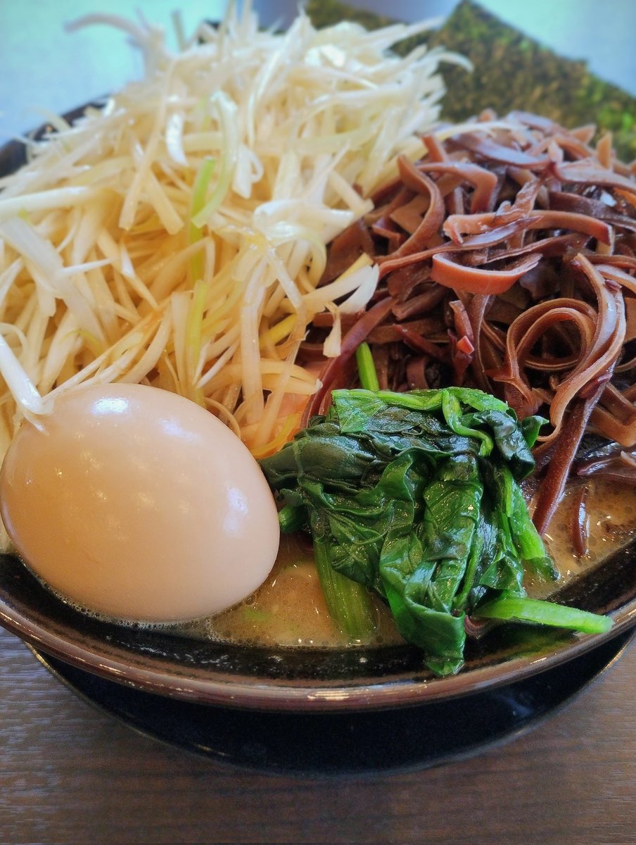 buzzcut_noodle's tweet photo. 深谷市、着陸
GWに開店されてからとんでもない
混み具合で満車満車からの、ようやく

❨ きくらげらーめん ❩
大盛・味玉・味ネギ
硬めふつう少なめ

コレはウマイ！メンメンメーン！
メン✬バンザイ

📍らーめん 藤や 
@ramen_fujiya https://t.co/WTYaZtVPt6