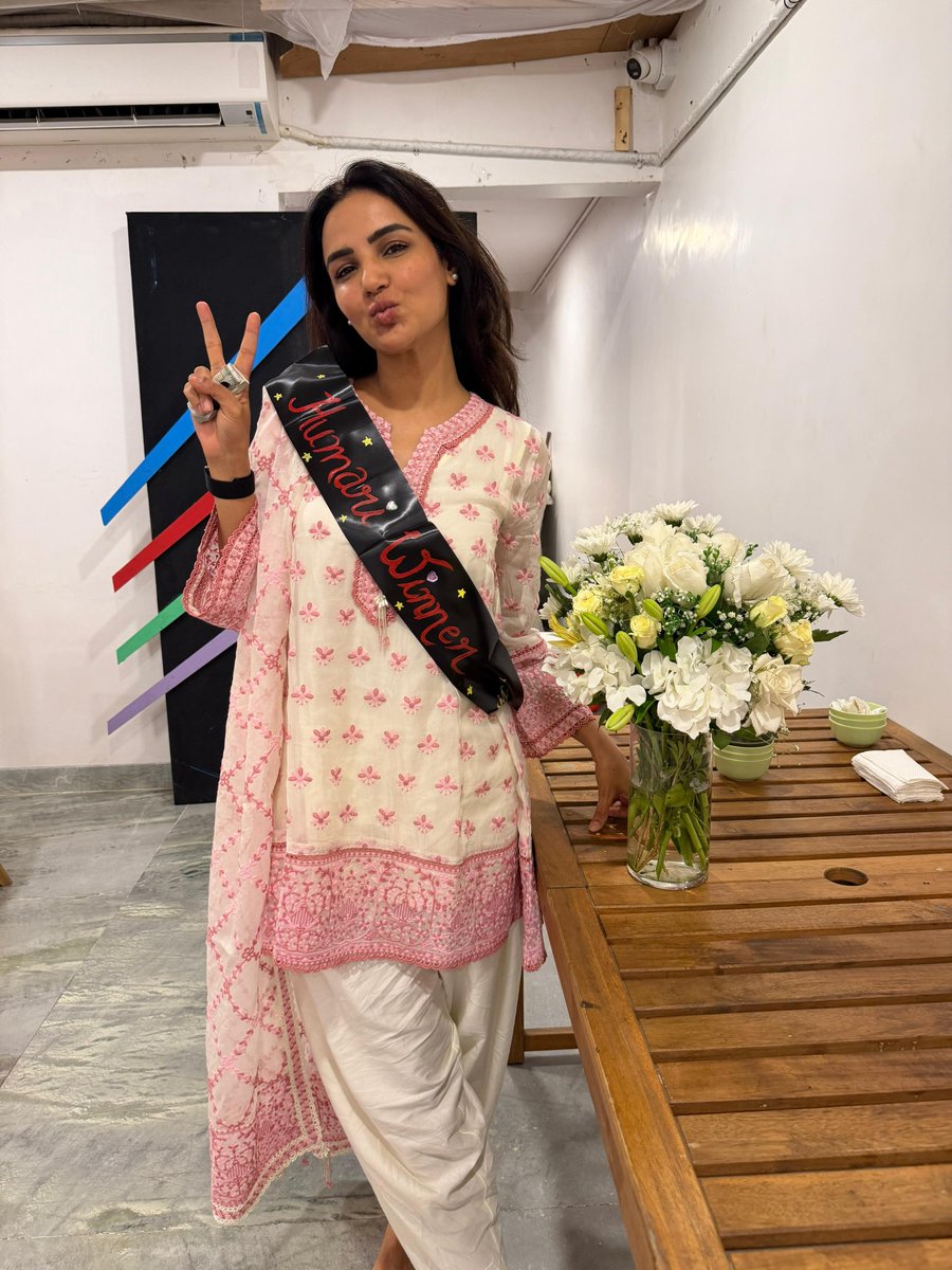 TellyHungamaTV's tweet photo. #JasmineBhasin gets the sweetest farewell from her friends before stepping into Darr Ka Naya Daur on 'Khatron Ke Khiladi 15'

'#KhatronKeKhiladi15' coming soon, only on COLORS and JioHotstar. https://t.co/AaBuCxCsCF