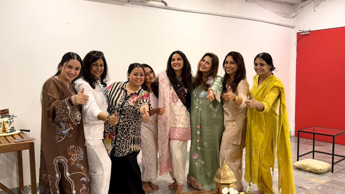 TellyHungamaTV's tweet photo. #JasmineBhasin gets the sweetest farewell from her friends before stepping into Darr Ka Naya Daur on 'Khatron Ke Khiladi 15'

'#KhatronKeKhiladi15' coming soon, only on COLORS and JioHotstar. https://t.co/AaBuCxCsCF