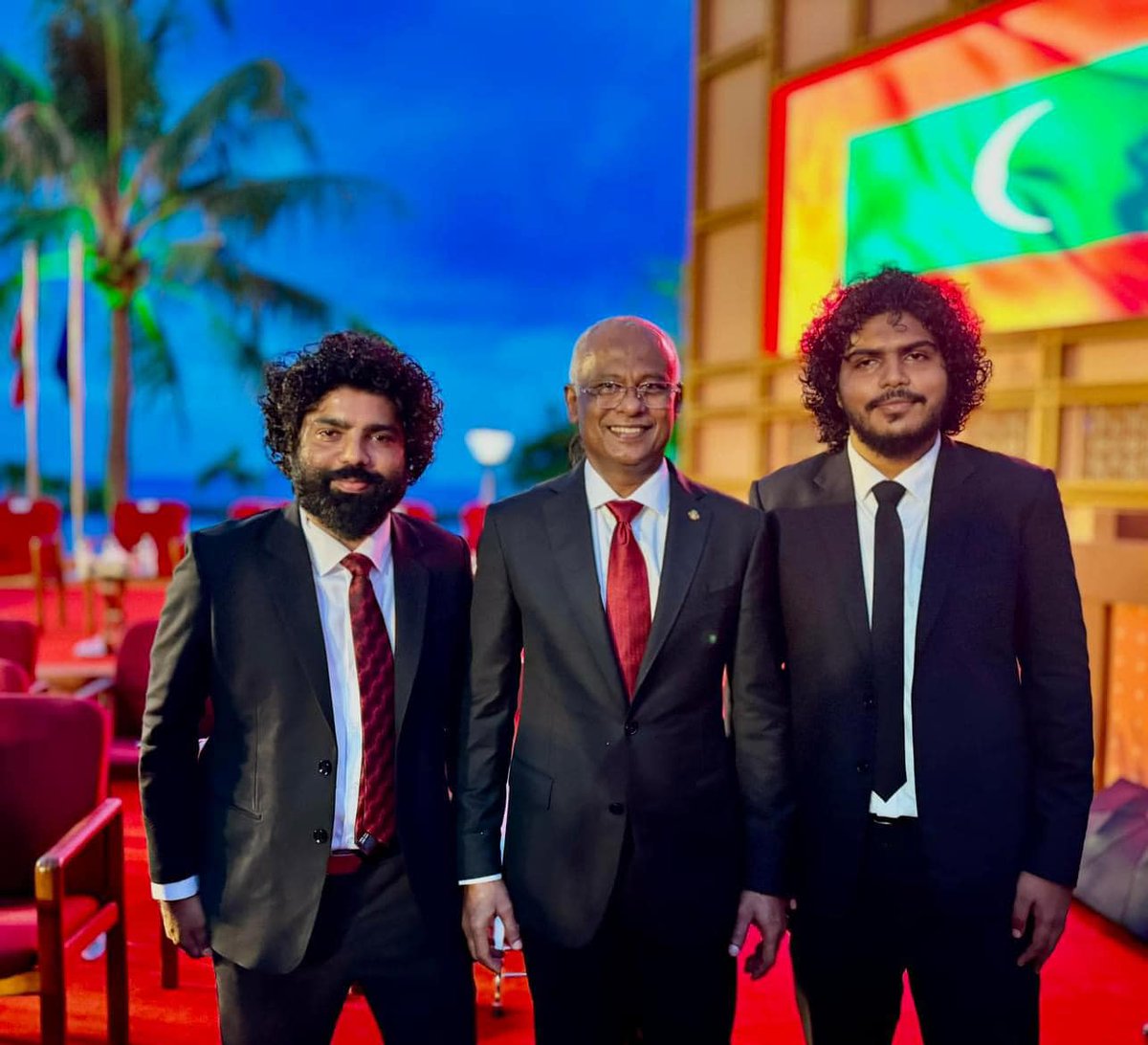nissasaeed's tweet photo. Do you remember this image? 
MP @axanner , @PokmanMV both stood comfortably beside President @ibusolih without any fear, even with all the lies and propaganda spread against him. But today, journalists are being jailed just for asking questions to the Dictator @MMuizzu . https://t.co/w704CPFUTB