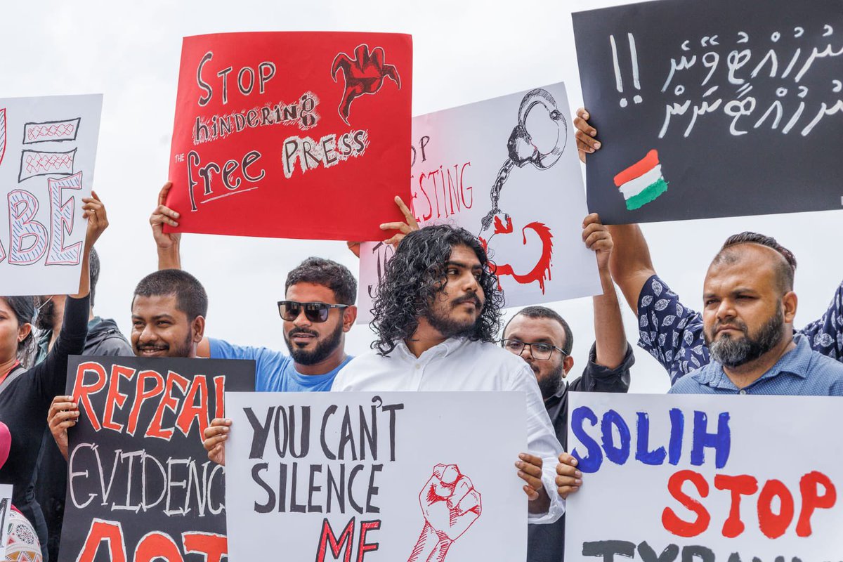 nissasaeed's tweet photo. Do you remember this image? 
MP @axanner , @PokmanMV both stood comfortably beside President @ibusolih without any fear, even with all the lies and propaganda spread against him. But today, journalists are being jailed just for asking questions to the Dictator @MMuizzu . https://t.co/w704CPFUTB