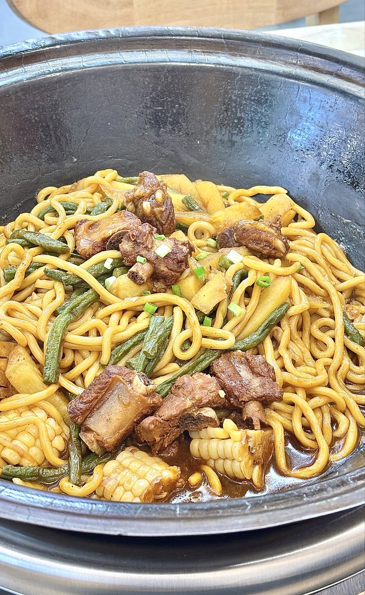 Tuwmix's tweet photo. 谁能扛得住这香喷喷的铁锅焖面呢🤨 https://t.co/zo723ZoSy0