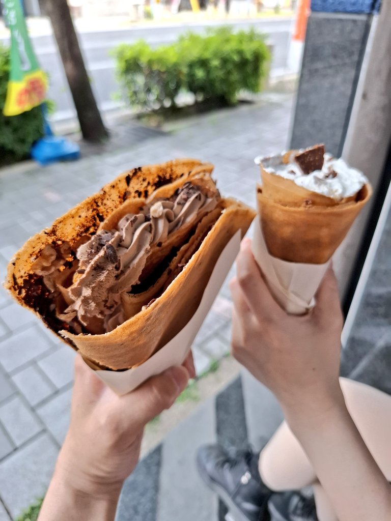 handa_crossover's tweet photo. 岡崎市のkijiumaさんでクレープ！
今日は自分が大人ショコラチョコホイップ、嫁が冷やし刻みチョコバナナホイップ♪ https://t.co/BhbEGslw88