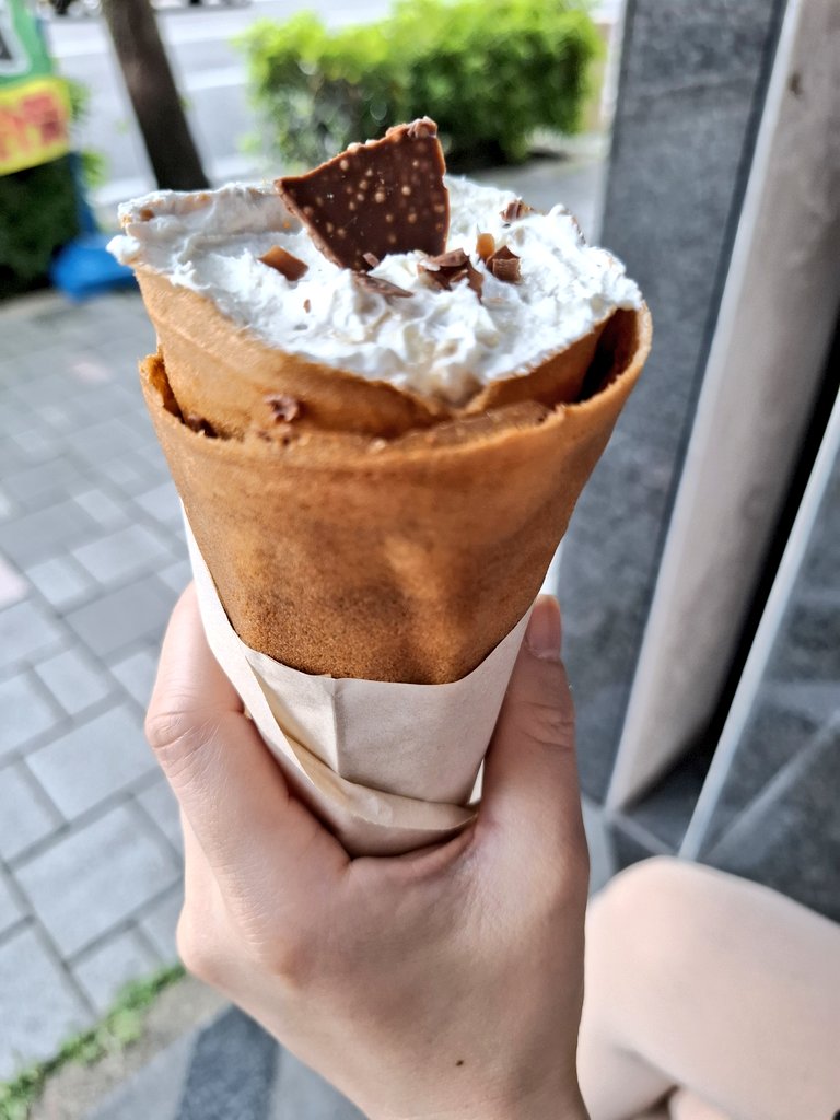 handa_crossover's tweet photo. 岡崎市のkijiumaさんでクレープ！
今日は自分が大人ショコラチョコホイップ、嫁が冷やし刻みチョコバナナホイップ♪ https://t.co/BhbEGslw88