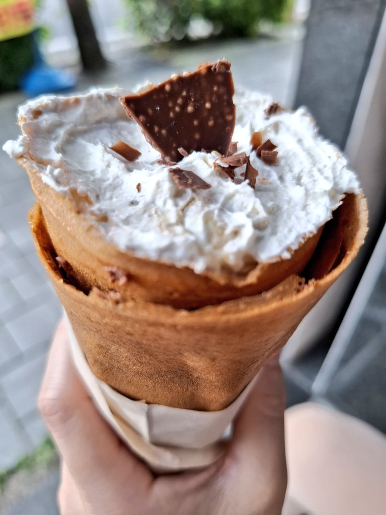 handa_crossover's tweet photo. 岡崎市のkijiumaさんでクレープ！
今日は自分が大人ショコラチョコホイップ、嫁が冷やし刻みチョコバナナホイップ♪ https://t.co/BhbEGslw88