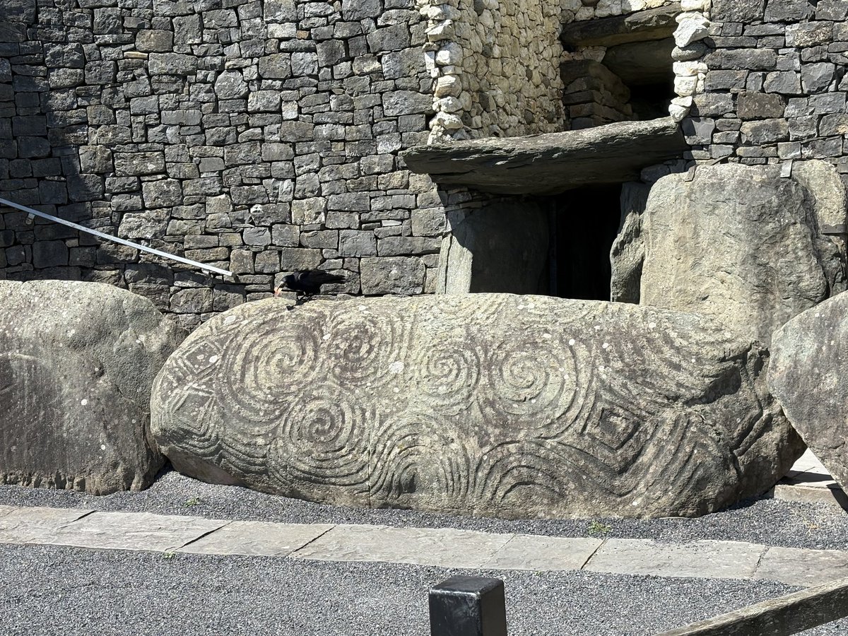 brunaboinneOPW's tweet photo. Somebody wanted a birdseye view🐦‍⬛☀️
📷Seán
#EntranceStone #Newgrange #brunaboinne https://t.co/zDsYwAsJzI