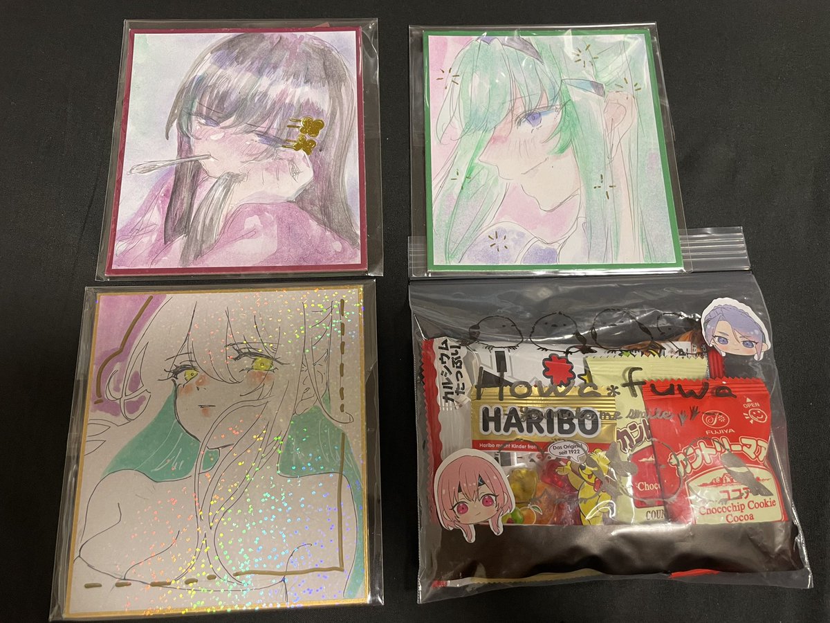 lighting_buff's tweet photo. 鍵島戦利品その20
椿姫澪吾さん(@leia_leia_1213)
新刊と既刊のしきやな本に30Gと31Fのシャカシャカアクキーとステッカー、色紙3種にナービィクリッカーとお菓子！
やなぎんがシッキーにいいようにされる光景がたまらない…！アクキー、ステッカー共にみんなかわいい！

返信欄に続きます https://t.co/WK5W9SEN4M
