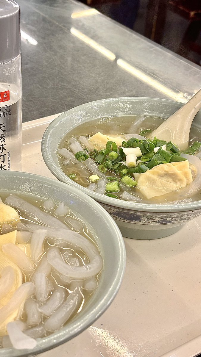 Tuwmix's tweet photo. 浙江湖州衣裳街的老字号！美味的千张包裹着各类肉和海鲜 还有粗粉搭配 鲜香味美😋 https://t.co/w3ePjs2pud