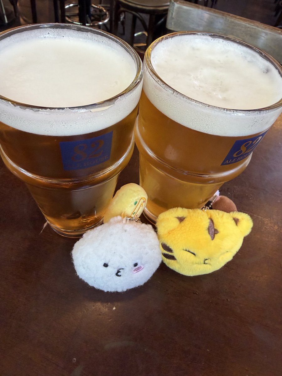 pomp_1122's tweet photo. ペンミ前にもビールでしょ🍺
ドーム入ったら、昔の映像流れてちょっと泣きそうよ😭 https://t.co/tLCnlhno4T