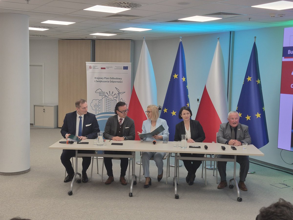 MichalRadkowski's tweet photo. Minister klimatu @hennigkloska i minister aktywów państwowych @wbalczun podpisali umowę na budowę nowoczesnej fabryki aut elektrycznych w Jaworznie. Prace ruszą wiosną 2027 r. Pierwszy elektryk ma zjechać z linii produkcyjnej w 2029 r.
@RMF24pl https://t.co/fm09zadm6H