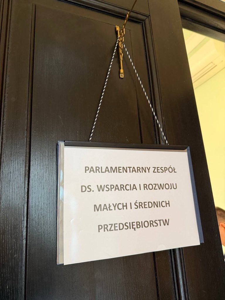 tgstala's tweet photo. Dzisiaj biorę udział w posiedzeniu Parlamentarnego Zespołu ds. Wsparcia i Rozwoju Małych i Średnich Przedsiębiorców.

Razem walczymy przeciwko systemowi SENT i absurdalnym, biurokratycznym zasadom, które dławią polski handel i małe firmy.

O godzinie 11:00 spotykamy się na proteście!