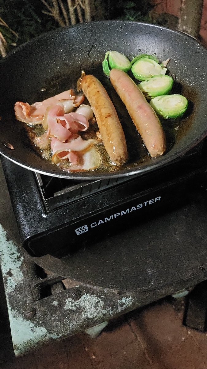 murraysewerrat's tweet photo. #OnePotDinner
#Townsville
Lamb sausages, brown mushrooms, Brussels sprouts, bacon cooked in NZ ghee with fried bread. https://t.co/dCeaRwrjmZ