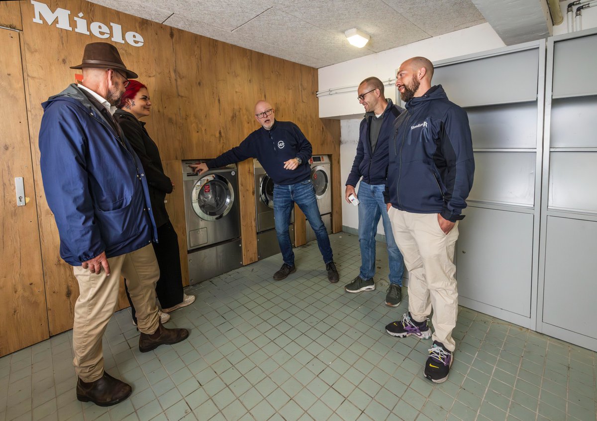 staedion's tweet photo. Bij het studentencomplex aan het Huijgenspark draaien twee collectieve wasmachines op opgevangen regenwater. Daarmee besparen we drinkwater, verlagen we de druk op het riool én maken we circulariteit heel concreet, letterlijk in de wasruimte. Meer weten? https://t.co/4nT3WhS0th https://t.co/mud8yRdign