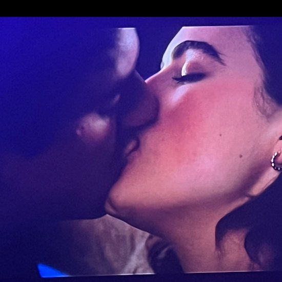 saraxhanker's tweet photo. THEIR FIRST KISS LETS GOO #offcampus https://t.co/MEwxeS9lDH