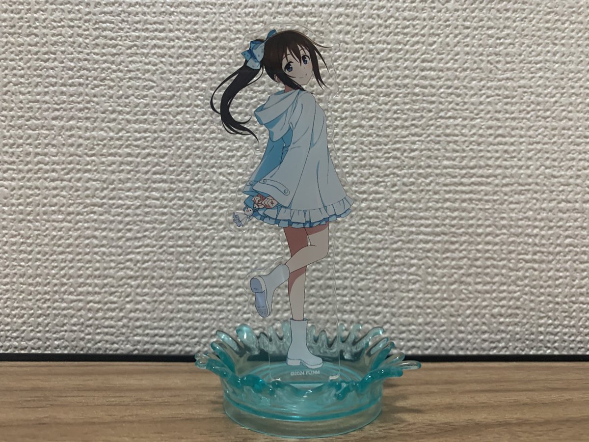 0926_yas's tweet photo. 100均のこれ、レインコートアクスタと合わせるとあまりにもピチチャプティントンタントンで神 https://t.co/jTWyfhwyNJ