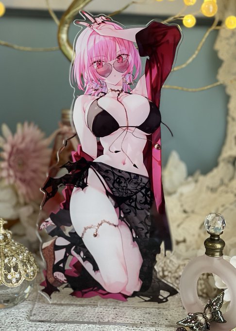 水着カリちゃんのでかいアクスタの写真撮りました!!印刷とても綺麗です✨
2枚目の写真の小さいおやすもりも少し見つかったので持っていきます、大きさの比較は3枚目に!
スペースに水着カリちゃんのポスター貼るので目印に来て下さいね!!
 #ホロクル11th 