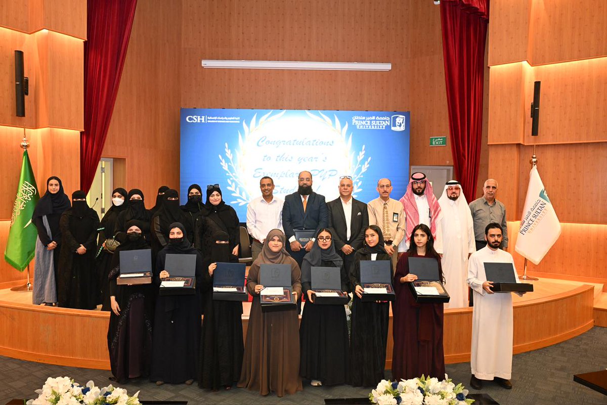 CSH_PSU's tweet photo. نظّمت كلية العلوم والدراسات الإنسانية بـ #جامعة_الأمير_سلطان حفل الطلبة المثاليين السنوي الثاني لبرنامج السنة التحضيرية؛ تكريمًا للطلبة المتميزين، وتقديرًا لالتزامهم، وانضباطهم، وتفوقهم الأكاديمي. 
يأتي هذا التكريم تعزيزًا لقيم الاجتهاد والمسؤولية، وتحفيزًا للطلبة على مواصلة مسيرة التميز الأكاديمي.