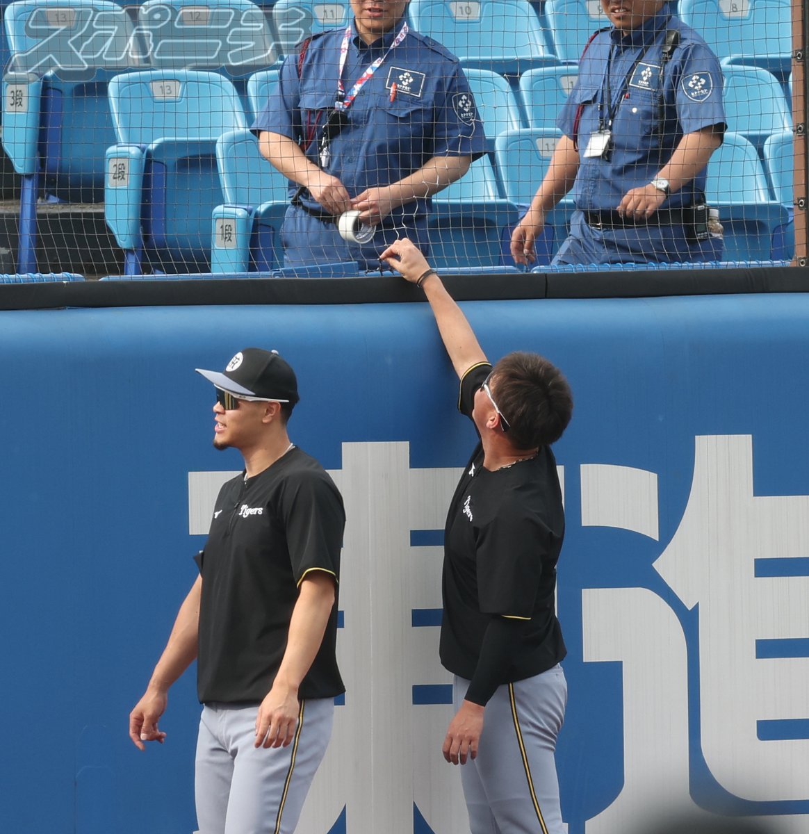 うわさの外野ネットをチェックする #佐藤輝明 選手と #桐敷拓馬 投手