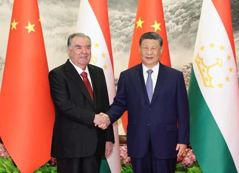 Chinainarabic's tweet photo. الرئيس الصيني شي جين بينغ يجري محادثات مع رئيس #طاجيكستان

في الصورتين الملتقطتين الرئيس الصيني شي جين بينغ يجري محادثات مع رئيس طاجيكستان إمام علي رحمن، الذي يقوم بزيارة دولة إلى #الصين، وذلك في قاعة الشعب الكبرى في العاصمة الصينية بكين. https://t.co/ylWwpJFtwg