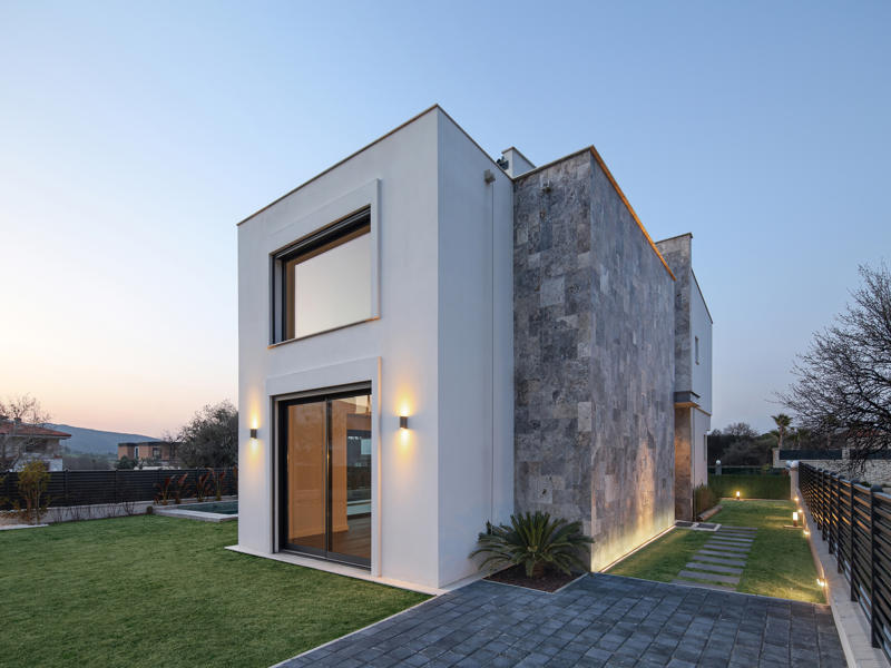turkishstones_'s tweet photo. Designed by AtölyeSİM Architecture in Yelki, Güzelbahçe, Yelki House is defined by a vertically articulated Silver Travertine façade from Afyon, where the stone’s natural texture and aging potential shape both the architectural identity and the lived experience of the house. https://t.co/CurIrWWarS