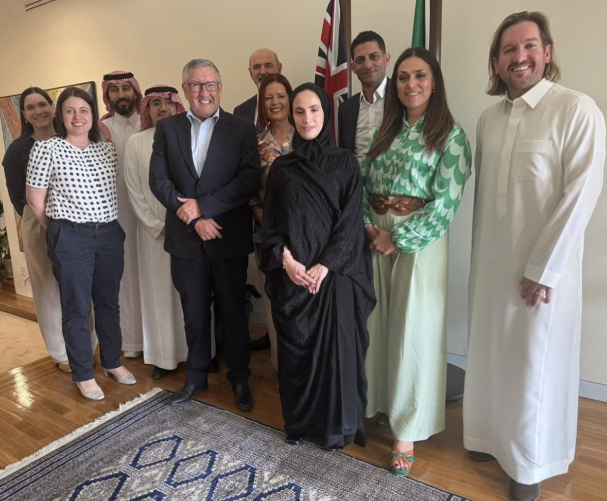 Shime04's tweet photo. Thanks Ambassador Armitage for hosting the inaugural Sports Ambassadors Network Aus, &amp; congrats Tracey Holmes for creating a platform for Aussies across sport in the Kingdom &amp; beyond. Excellent discussions on collaboration &amp; impact Aussies continue to make in world sport. 🇦🇺🇸🇦 https://t.co/v7d3spOkFB