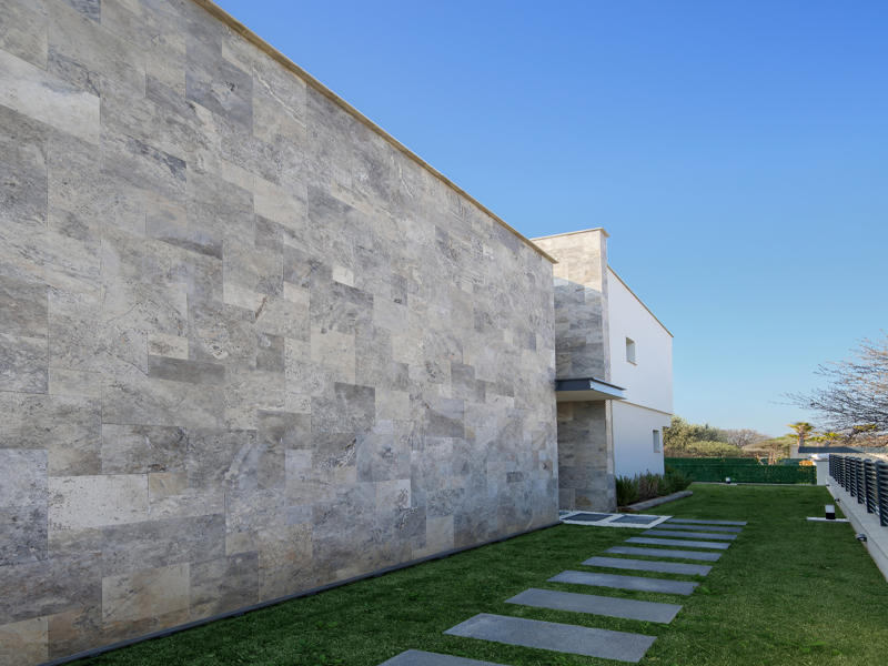 turkishstones_'s tweet photo. Designed by AtölyeSİM Architecture in Yelki, Güzelbahçe, Yelki House is defined by a vertically articulated Silver Travertine façade from Afyon, where the stone’s natural texture and aging potential shape both the architectural identity and the lived experience of the house. https://t.co/CurIrWWarS