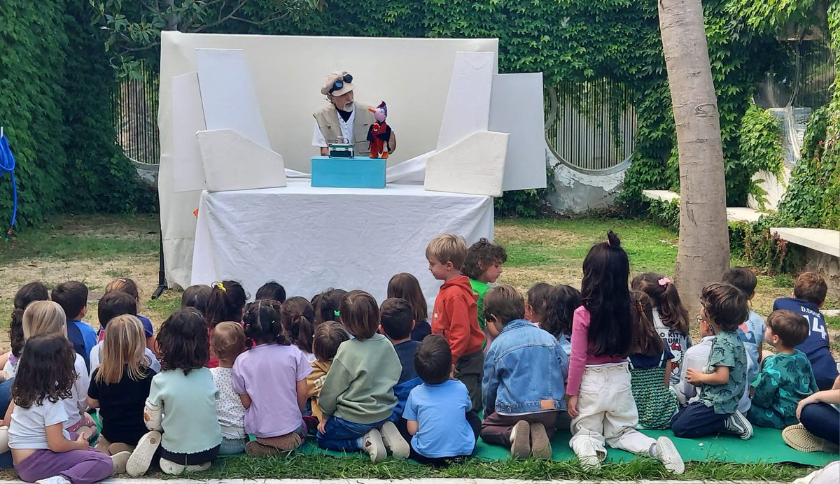 BMCadiz's tweet photo. 📚El Festival Internacional de Títeres siempre hace parada en el jardín de nuestra #BiblioAdolfoSuárez
porque como decía Cicerón: "si al lado de la biblioteca tenéis un jardín, lo tenéis todo" y añadimos: y si en el jardín hay niños y niñas... ya no es un jardín, es el paraíso https://t.co/5KHYo1Z6Ht