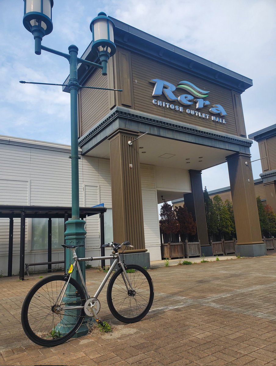 sit48's tweet photo. ピストバイクでちょっとReraまで。
強風の日は固定ギアが走りやすい。 https://t.co/22bYu7lkgS
