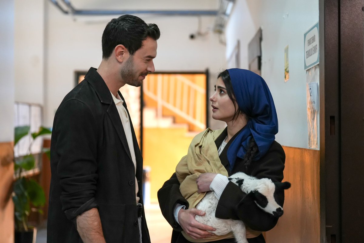 MuzikveTV's tweet photo. #SevdiğimSensin 13. Bölüm Özet ve Kareleri:

Kadir’in aşk itirafıyla sarsılan Erkan, öfkesine yenik düşerken; Dicle’nin karşısına çıkan video her şeyi altüst eder. Gördükleriyle yıkılan Dicle, kalbiyle gerçekler arasında sıkışıp kalırken, Erkan videonun gerçek olmadığı konusunda Dicle’yi ikna etmek için çözüm aramaya çalışır.
 
Burçin, kötü niyetinin dönüp dolaşıp kendisini bulacağından habersiz bir şekilde masum rolü oynarken, Tahir’le sakladıkları sırrın ortaya çıkması ona hayatının dersini verir.
 
Ferman ise elindeki yeni kozlarla köşkte herkesin düzenini bozmaya devam ederken, giriştiği yeni plan Nilüfer ve Civan üzerinde etkili olur.
 
Erkan, Dicle’yi ikna etmeye çalışırken bir yandan da Burçin konusunda önlem alması gerektiğine inanır ve Hamdi’nin karşısına çıkar. Fakat Hamdi’nin öğrendiği başka bir bilgi, onu Aldurlar’a karşı atağa geçirir. Aileler arasında yaşanan büyük hesaplaşmada, İnci’nin yaptığı bir hamle geri dönüşü olmayan bir felaketin ilk halkası olur.
 
Dicle’nin, Ferman’ın kurduğu yeni plandan haberdar olması ise onu harekete geçirir. Bugüne kadar herkesin korumaya çalıştığı Dicle, bu kez başkalarını korumaya çalışır. Ancak işler ters gider ve Dicle, hayatıyla ilgili büyük bir sırrı beklenmedik bir kişi aracılığıyla öğrenir.