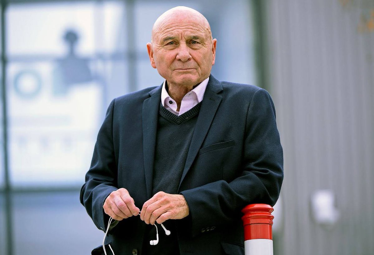 VarietesCF's tweet photo. La légende lyonnaise Fleury Di Nallo nous a quittés à l'âge de 83 ans. Il avait notamment marqué l'@OL avec ses 222 buts en 495 matchs. 

À l'issue de sa carrière, Fleury avait revêtu à de nombreuses reprises le maillot du Variétés Club de France , avec lequel il avait inscrit 8 buts. 

L'ensemble du club présente ses plus sincères condoléances à sa famille et ses proches.