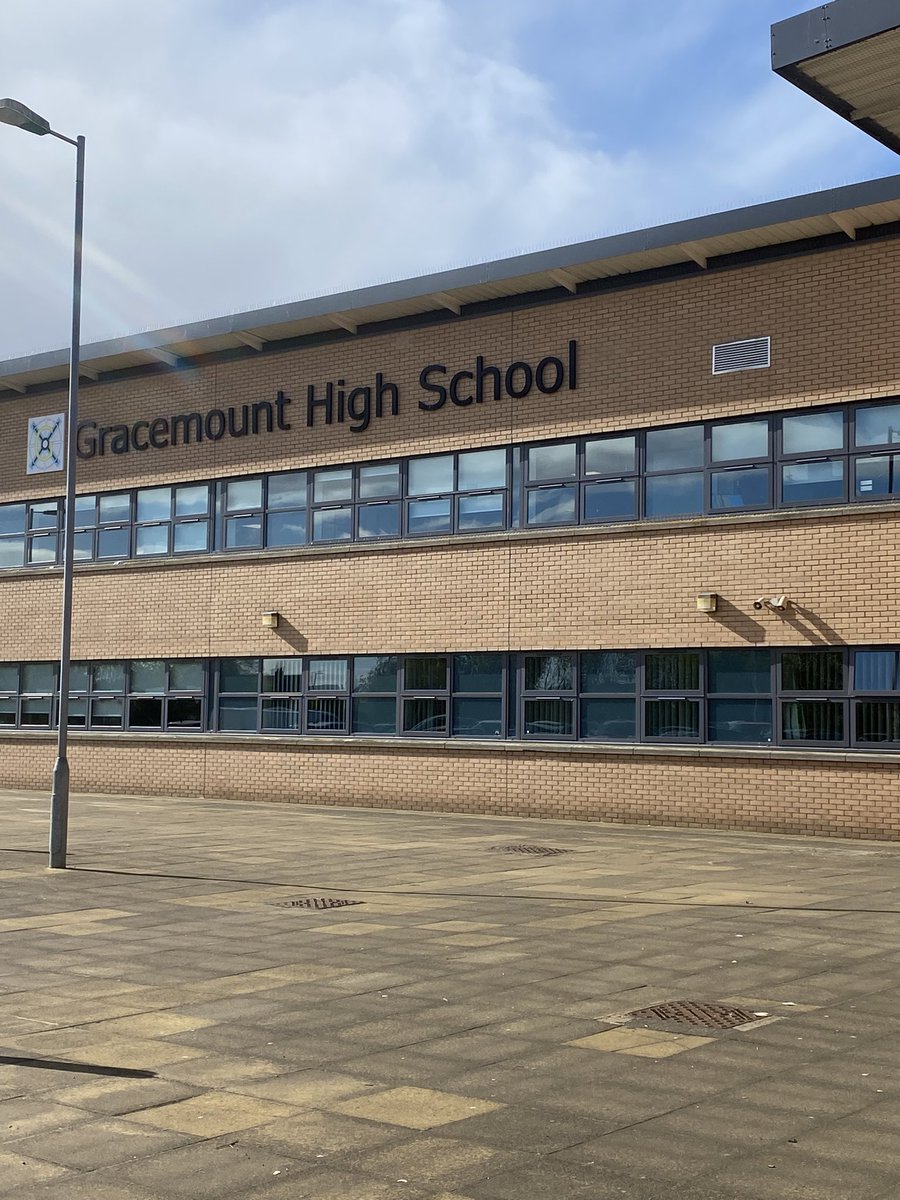 VeronicainesAV's tweet photo. #PIE_Observa in progress en Gracemount Highschool. Se apuesta decididamente por el bienestar del alumnado y el reconocimiento a su trabajo. La ausencia de calificaciones númericas y del uso del libro de texto aportan flexibilidad y baja presión para el alumnado 🏴󠁧󠁢󠁳󠁣󠁴󠁿💎 @CFPIdiomas https://t.co/0iiY8qtmmn