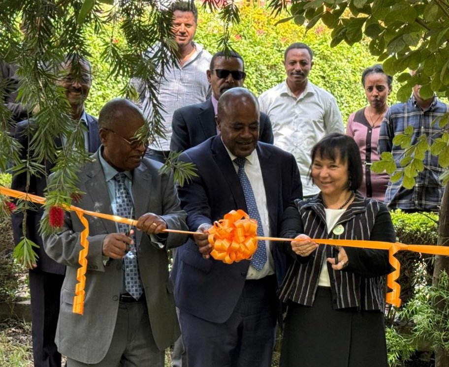 SLOinETH's tweet photo. 🇸🇮 Amb. Kristina Radej officially inaugurated modern #beekeping apiary at the Ethiopian Academy of Sciences. Important step with strong commitment to #ScienceDiplomacy and shared values of both countries. https://t.co/Ukej5sElTr