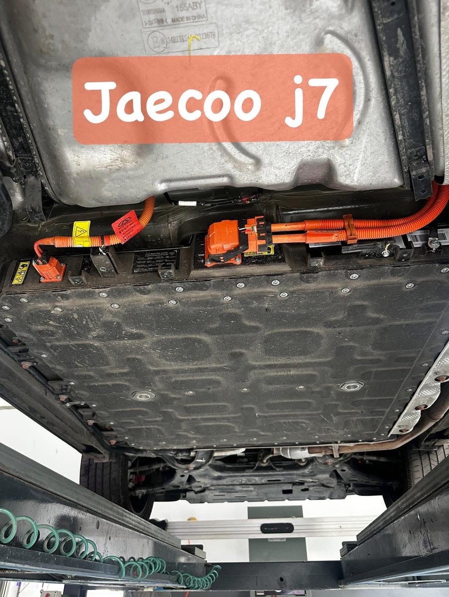 Another user has shared pictures of Jaecoo J7 from underneath